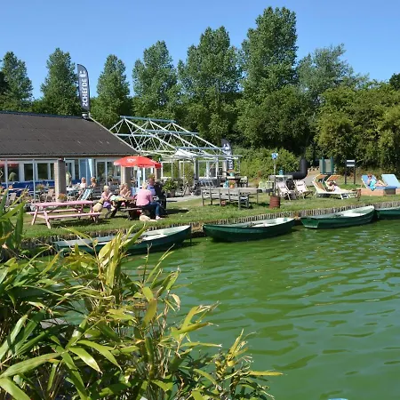 Hébergement de vacances Colorful Comfort In This Bungalow Near A Lake, Beach, Dunes And Sea